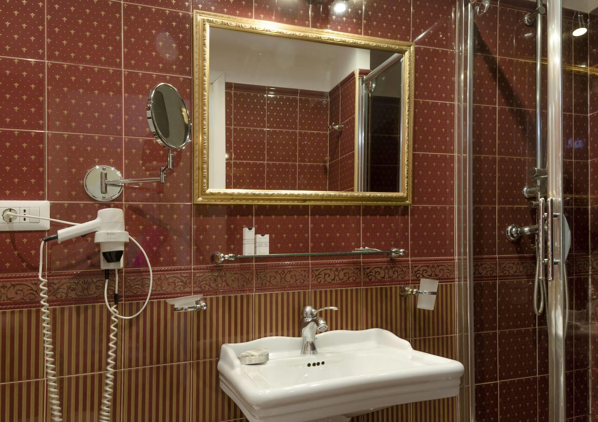 Отель Relais Frattina Рим Экстерьер фото